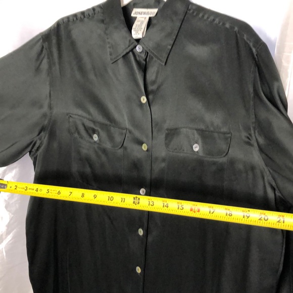 Silk blouse w/ abalone shell buttons - Picture 5 of 6